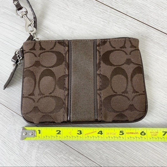 𝅺coach Signature C Small Brown Wristlet - Picture 6 of 6